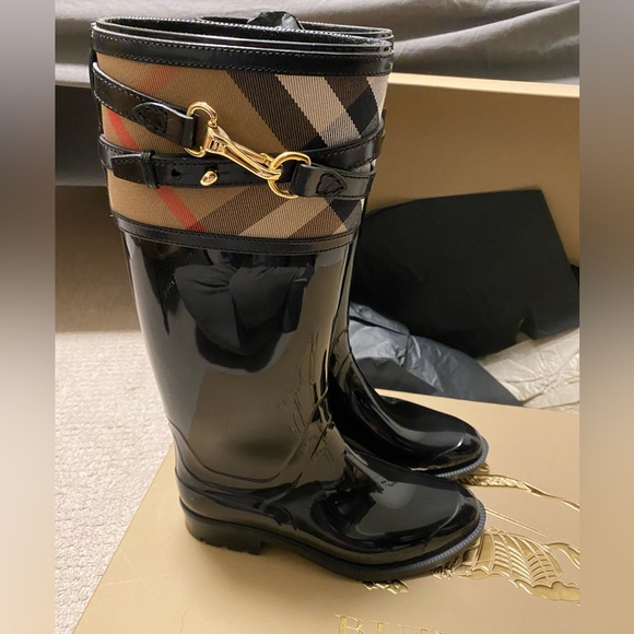 New Burberry rain boots - Picture 2 of 6